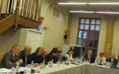 Imagen captada durante una reunión de expertos de los ministerios de Defensa y de Salud de Estados Unidos, Polonia y Ucrania, encuentro organizado en 1996 por la firma comercial de Hunter Biden –hijo del entonces vicepresidente de Estados Unidos, Joe Biden– y Christopher Heinz –hijo político del ex secretario de Estado John Kerry. Fuente: Science and Technology Center in Ukraine