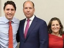 El primer ministro canadiense Justin Trudeau y su viceprimer ministro Chrystia Freeland junto a Paul Grod, presidente de los ucranianos banderistas de Canadá.