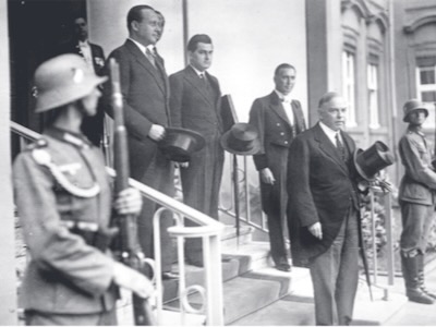 En 1937, el primer ministro de Canadá, William King, viaja a Berlín. Aquí lo vemos a la salida de su encuentro con el Fuhrer Adolf Hitler, a quien comparó con Juana de Arco, viéndolo como un “libertador de su pueblo”.