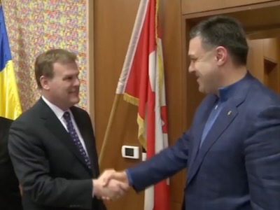 En 2014, el ministro canadiense de Exteriores (a la izquierda en la foto), John Baird, viaja a Ucrania y aporta el respaldo de Canadá al líder del partido neonazi Svoboda.
