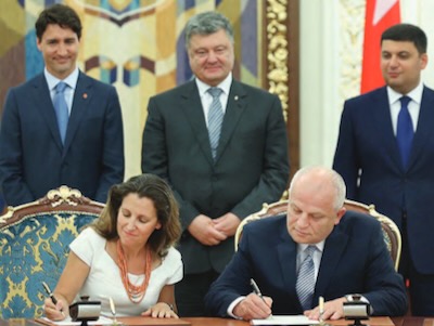 Chrystia Freeland y Stepan Kubiv firman el Acuerdo de Libre Comercio ‎Canadá-Ucrania, en presencia del primer ministro canadiense Justin Trudeau y del entonces ‎presidente ucraniano Petro Porochenko.
