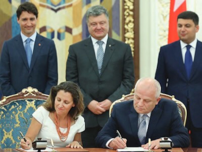 Chrystia Freeland y Stepan Kubiv firman el Acuerdo de Libre Comercio Canadá-Ucrania, en presencia del primer ministro canadiense Justin Trudeau y del entonces presidente ucraniano Petro Porochenko.