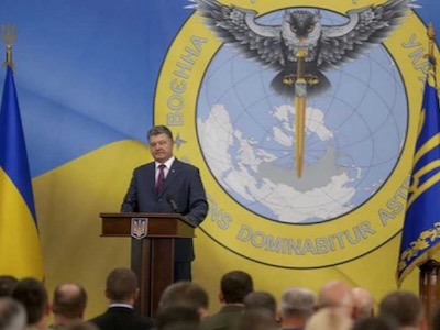 El presidente ucraniano Petro Porochenko en la presentación del nuevo emblema del servicio de inteligencia (SBU).
