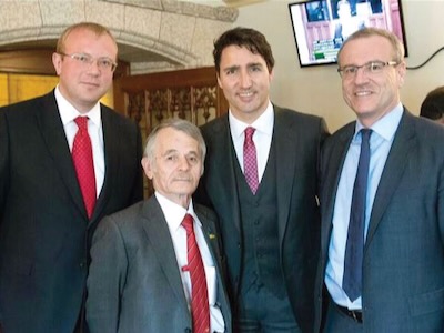 Junio de 2016. De izquierda a derecha, el embajador ucraniano en Canadá Andriy Shevchenko, el primer ministro canadiense Justin Trudeau y el diputado ucranio-canadiense Borys Wrzesnewskyj. En primer plano, Mustafá Yemilev, líder de los tártaros antisoviéticos (hoy antirrusos) y agente de la CIA desde los tiempos de la guerra fría.