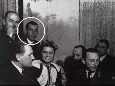 Michael Chomiak junto a varios dignatarios nazis. En el ángulo inferior derecho de esta foto se ve, en primer plano, a Joseph Goebbels, el ministro de la Propaganda de Hitler.