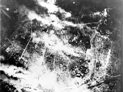 Durante la noche del 9 de mayo de 1945, la fuerza aérea de Estados Unidos bombardeó Tokio. Más de 100 000 personas murieron en una noche y más de un millón quedaron sin techo. Fue la mayor masacre de civiles que registra la historia.