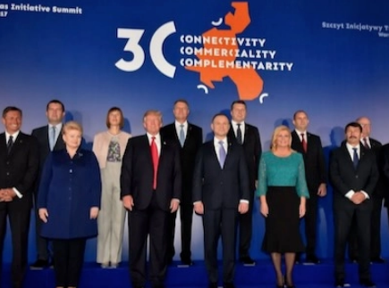 En 2017, el presidente estadounidense Donald Trump participó en la ‎cumbre de la “Iniciativa de los Tres Mares”, organizada en Varsovia. A menudo se describe ‎Polonia como el “caballo de Troya” de Estados Unidos en la Unión Europea. También tiene un ‎papel clave en la presencia estadounidense en Europa central.
