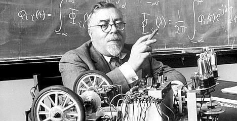 Norbert Wiener, alumno de Bertrand Russell, rumiando la inevitable sustitución de los seres humanos por máquinas calculadoras