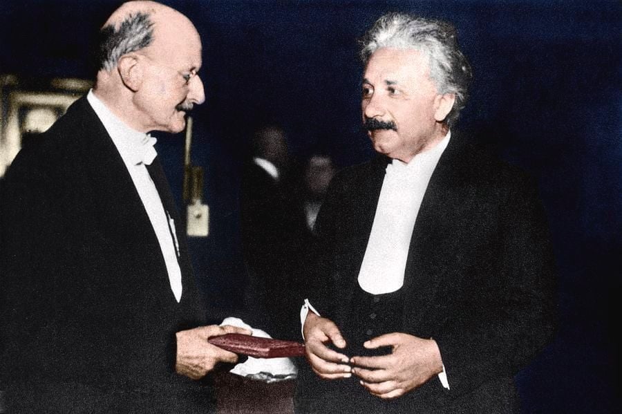 Max Planck y Albert Einstein fueron dos ejemplos de científicos que reconocieron los límites de las matemáticas lineales al intentar descubrir la naturaleza de los sistemas no lineales (abiertos), lo que requiere una visión desarrollada de la creatividad musical.