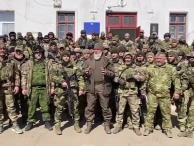 Desmintiendo a quienes predican el “choque de civilizaciones”, los soldados chechenos de la Federación Rusa aplastaron a los nazis ucranianos al grito de “¡Allah u Akbar!”.