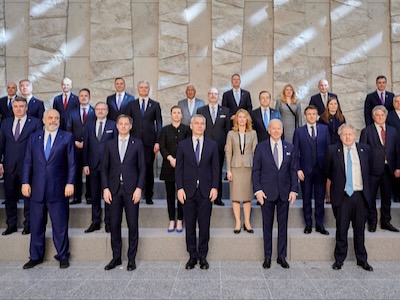Aquí vemos a los 30 jefes de Estado y/o de gobierno de los países miembros de la OTAN, quienes pretenden decidir en lugar de la humanidad.