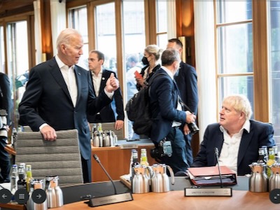 El presidente estadounidense Joe Biden y el primer ministro británico Boris Johnson durante la ‎cumbre del G7 en Elmau, Alemania.‎