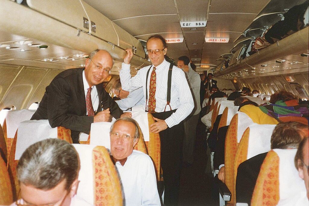 Klaus Schwab y otros embarcan en un vuelo a Ucrania para la reunión anual del Foro Económico Mundial de 1993, Fuente: WEF.