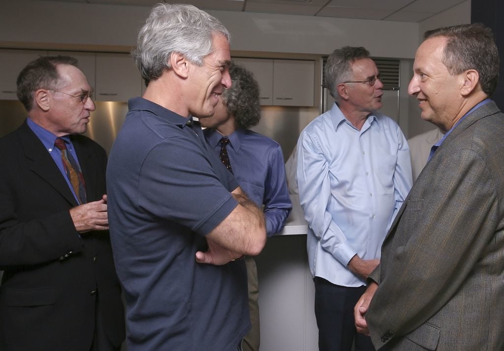 Jeffrey Epstein habla con Larry Summers en una cena que organizó en 2004 para las principales personalidades de Harvard. También aparece Alan Dershowitz, entre otros. Fuente: Sott.
