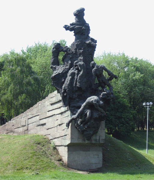 CC/Victor Polyanko El monumento en Babi Yar a los miles de ciudadanos soviéticos y prisioneros de guerra asesinados durante la ocupación nazi de Ucrania. Las afirmaciones de Ucrania de que Rusia bombardeó el monumento son falsas.