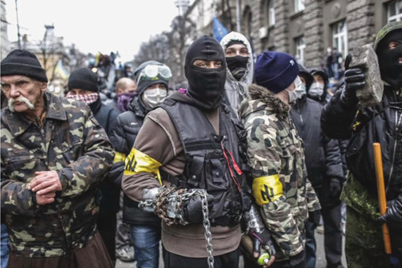 Los duros del Sector Derecho en una manifestación "pacífica", Kiev, 1 de marzo de 2014. Nótese la esvástica de Azov en el brazalete amarillo.