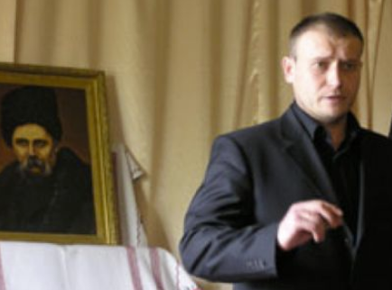 Junto al terrorista Doku Umarov, autoproclamado emir de Ichkeria, el actual consejero del jefe de las fuerzas armadas ucranianas, Dimitro Yarosh (en la foto), fundó un “Frente Antimperialista” contra la Federación Rusa.