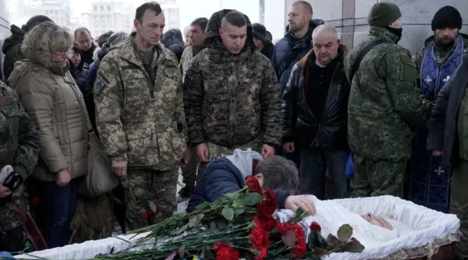 Funeral por uno de los muchos muertos de guerra ucranianos. [Fuente: voanews.com]