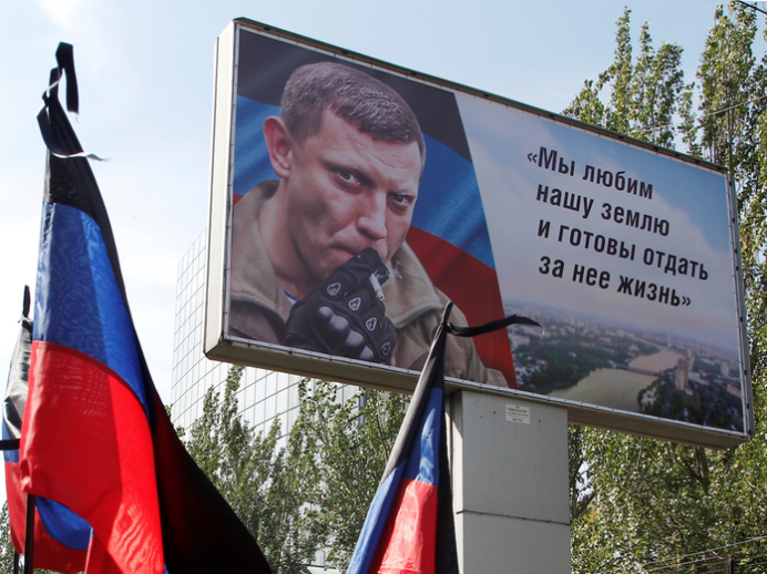 Una pancarta con un retrato de Alexander Zakharchenko, primer ministro de la autoproclamada República Popular de Donetsk, se ve durante el funeral en Donetsk, Ucrania, el 2 de septiembre de 2018. [Fuente: businesinsider.com]