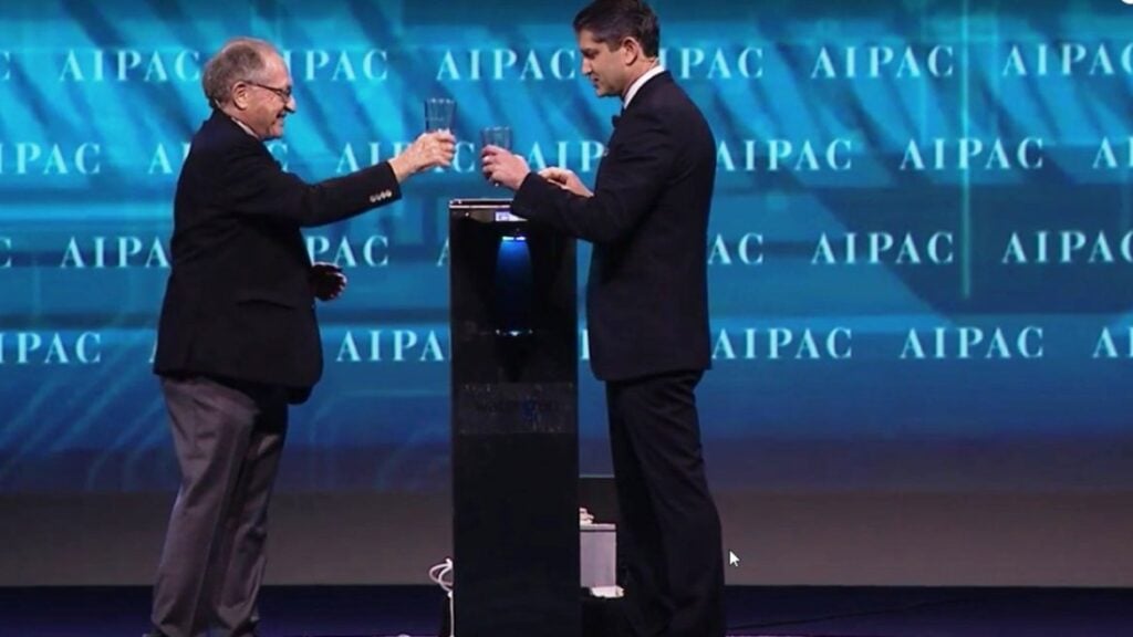 Elliot Brandt y Alan Dershowitz en la conferencia política del AIPAC de 2017, Fuente: Captura de pantalla