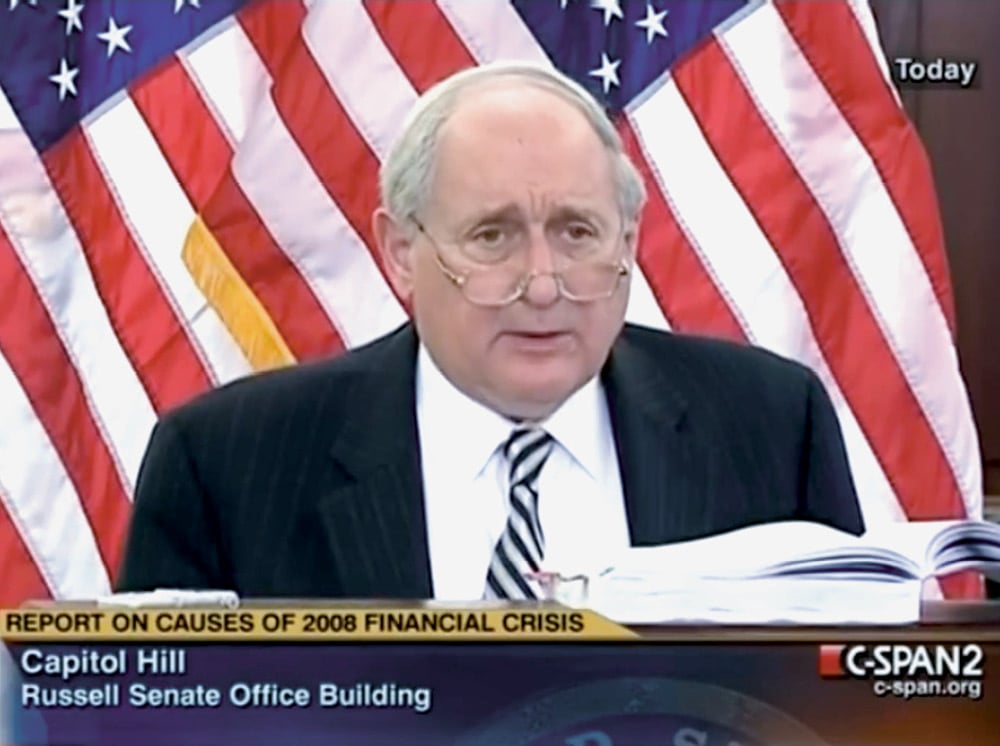 El senador Carl Levin informa sobre la investigación del Subcomité Permanente de Investigaciones de 2011 sobre Wall Street y la crisis financiera de 2008. C-SPAN2.