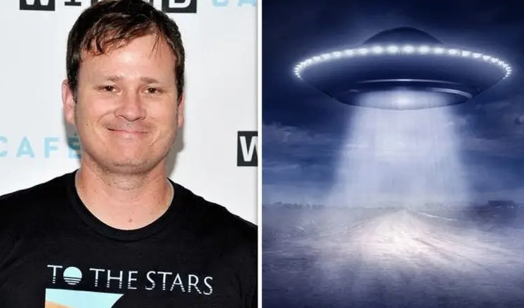 Tom Delonge, cantante de Blink-182 y recorte de cartón para la CIA