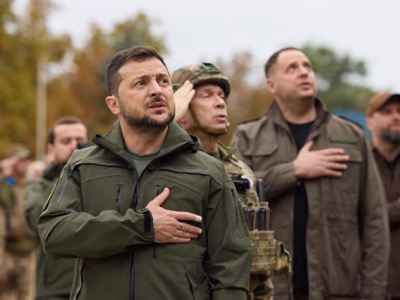 El presidente Zelenski asiste al izamiento de la bandera ucraniana en Izium.‎