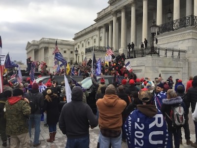 Una multitud deseosa de manifestarse contra la opacidad de la ‎elección presidencial se topó con una represión policial y acabó tomando por asalto ‎el Capitolio de Washington. ‎
