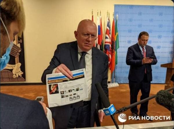 El embajador ruso ante la ONU, Vasily Nebenzia, blandió la foto de Daria Dugina publicada en Myrotverets, una web ucraniana que lleva publicando desde 2014 los datos personales de varios miles de individuos designados como “enemigos” y “colaboradores” de los “terroristas” (rusos). Pequeño detalle: desde el asesinato de Dugina, su foto en Myrotverets lleva el sello de “liquidado”.