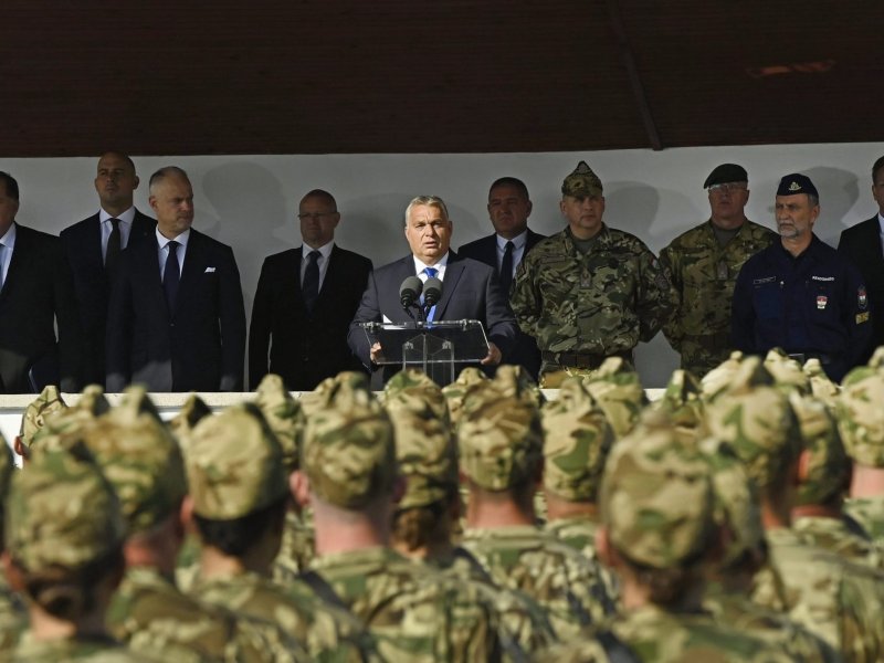 El 16 de octubre, al hacer uso de la palabra en una ceremonia de juramento de ‎combatientes voluntarios, el primer ministro húngaro Viktor Orban subrayó: “Quien crea que ‎esta guerra va a terminarse por negociaciones ruso-ucranianas no vive en este mundo. ‎La realidad es diferente.” Según Orban, sólo una negociación entre Estados Unidos y Rusia ‎podría poner fin a la contienda.