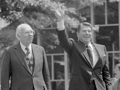 El presidente estadounidense Ronald Reagan se opuso a que Francia y Alemania recibieran gas ruso. Después de adoptar inútilmente sanciones contra empresas de esos dos países, Reagan ordenó a William Casey, entonces director de la CIA, sabotear el gasoducto Yamal en Polonia, y así se hizo.