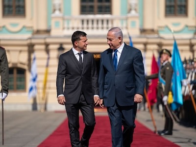 El presidente Zelenski con su amigo Benyamin Netanyahu. Este último ha ‎convertido su apoyo a Ucrania en su principal tema de campaña electoral. Benyamin ‎Netanyahu es hijo del secretario particular de Zeev Jabotinsky. Ucraniano de origen judío y ‎padre del sionismo revisionista, Jabotinsky se alió a los nacionalistas integristas en contra de ‎los bolcheviques. Cuando trató de poner la comunidad judía ucraniana al servicio de los ‎nacionalistas integristas, quienes ya habían perpetrado masacres antisemitas, Jabotinsky fue ‎unánimemente denunciado en el seno de la Organización Sionista Mundial.