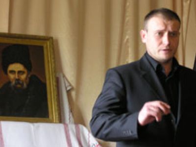 Dimitro Yarosh participa en la reunión fundacional del “Frente ‎Antimperalista contra Rusia… junto a los yihadistas. Yarosh es actualmente consejero especial ‎del jefe de las fuerzas armadas de Kiev.