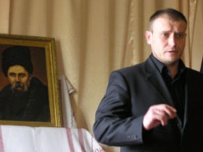 Dimitro Yarosh participa en la reunión fundacional del “Frente Antimperalista contra Rusia… junto a los yihadistas. Yarosh es actualmente consejero especial del jefe de las fuerzas armadas de Kiev.