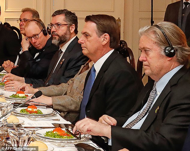 Una foto difundida por la Presidencia de Brasil muestra al presidente brasileño Jair Bolsonaro sentado junto al ex estratega del presidente Donald Trump, Steve Bannon, en marzo de 2019.