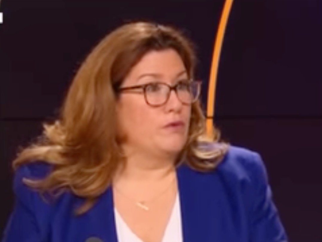 En Francia, la secretaria de Estado encargada de la Ciudadanía, Sonia Backes, trata de ‎desacreditar las opiniones que no coinciden con el “pensamiento correcto”. Simplemente las tilda de “derivas sectarias”. En la Unión Soviética metían a los opositores en asilos psiquiátricos. ‎En Francia esta señora anunció que el gobierno francés va a organizar “cortes de derivas sectarias y complotismo”.‎