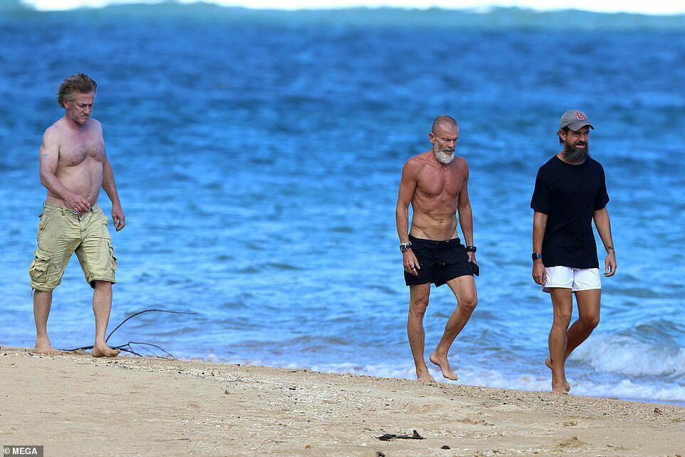 Los tres hombres en la playa, Sean Penn, Jack Dorsey y Vivi Nevo. Foto: el Daily Mail