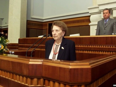 Slava Stetsko, viuda del primer ministro que los nazis impusieron en la Ucrania ocupada durante la Segunda Guerra Mundial, pronuncia el discurso de apertura de la legislatura de 2002 ante el parlamento ucraniano.