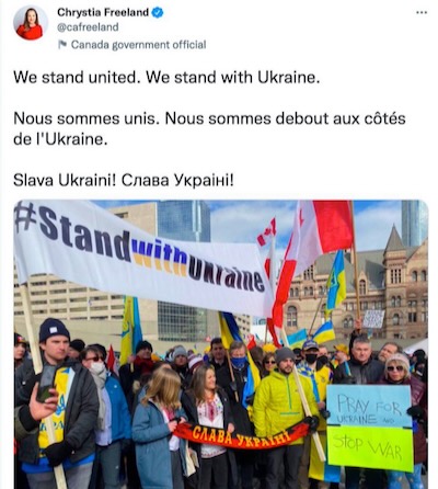 En esta imagen, la viceprimera ministro de Canadá, Chrystia Freeland, participa en una manifestación de apoyo al presidente ucraniano Zelenski junto a los miembros de la sección canadiense de la OUN. Ahora, la señora Freeland es candidata al puesto de secretario general de la OTAN.