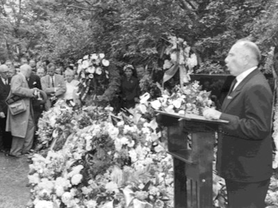 Durante su exilio en Alemania, Stepan Bandera pronuncia un discurso en un homenaje a Yevhen Konovalets.