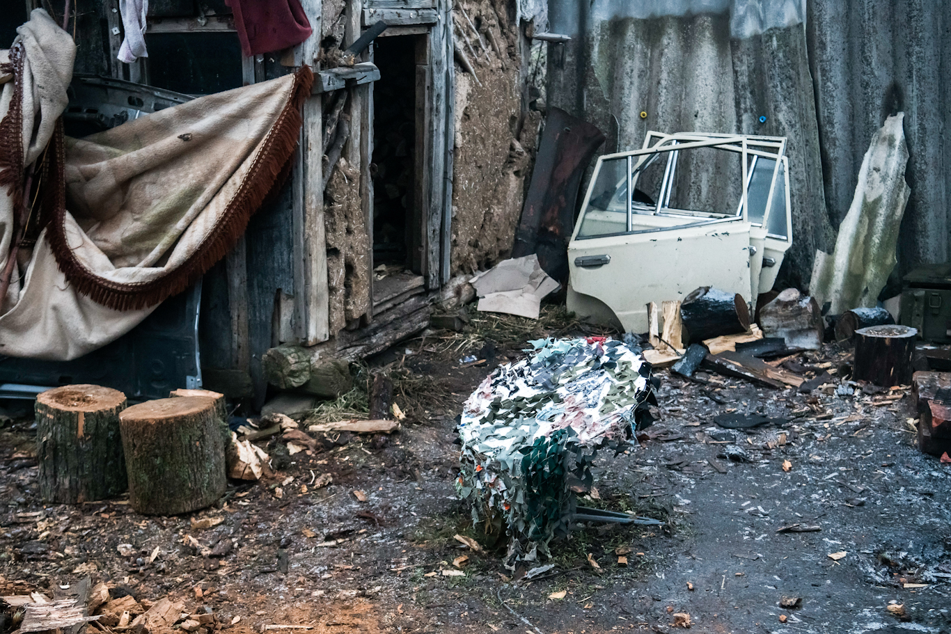 Una antena Starlink cubierta con una red de camuflaje en uso por cazas ucranianos en Donetsk, diciembre de 2022. Maxym Marusenko | NurPhoto vía AP