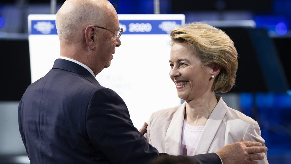 Klaus Schwab y von der Leyen se congratulan mutuamente. Ambos son descendientes de nazis y colaboradores nazis