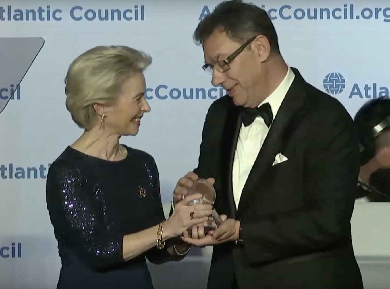 Ursula von der Leyen, Presidenta de la Comisión Europea, entrega a Albert Bourla, Consejero Delegado de Pfizer, el Premio del Consejo Atlántico. El Consejo Atlántico es el brazo de propaganda de guerra de la OTAN que impuso la censura de la verdad sobre el COVID-19