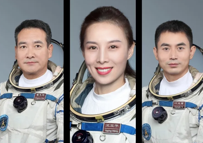 Taikonautas chinos en la segunda misión tripulada a la estación espacial Tiangong, de izquierda a derecha: Zhai Zhigang, comandante de la misión, Wang Yaping y Ye Guangfu.