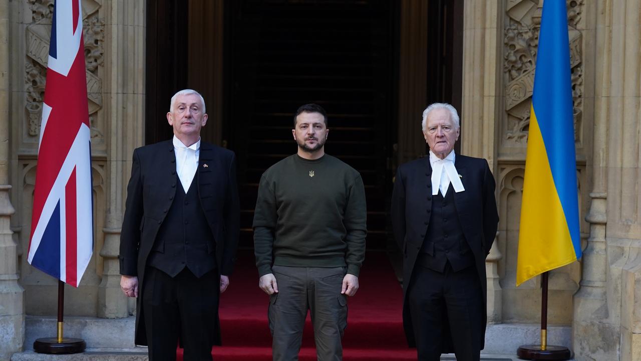 Foto: El presidente de la Cámara de los Comunes, Sir Lindsay Hoyle (izquierda), y el presidente de la Cámara de los Lores Lord McFall (derecha), dan la bienvenida al presidente ucraniano Volodymyr Zelensky a Westminster Hall el 8 de febrero de 2023 en Londres.