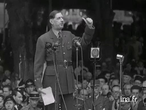 En el parlamento francés, el general Charles de Gaulle se alía a los comunistas para oponerse a ‎la Comunidad Europea de Defensa (CED).‎