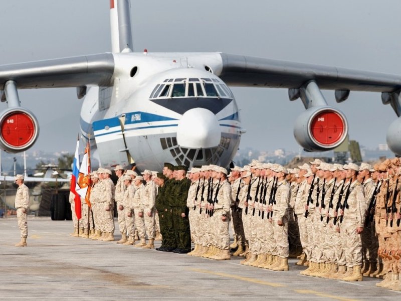 En un comportamiento muy diferente al de Washington, Moscú instala una base militar en Siria respondiendo al pedido de ayuda de la República Árabe Siria, para proteger el Estado sirio. Los soldados rusos lucharon junto a los sirios y derrotaron a los yihadistas de Daesh y de al-Qaeda, armados por el Pentágono, que recibían órdenes desde el LandCom de la OTAN, con sede en Izmir (Turquía).