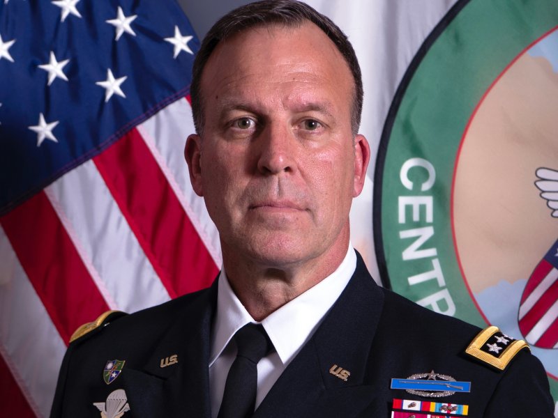 El general Michael Kurilla, actual jefe del CentCom, participó ‎personalmente en la invasión estadounidense contra Irak, en la invasión de Afganistán y en la ‎guerra contra Siria. Desde la tranquilidad de su buró en la Florida, a más de 10 000 kilómetros ‎del “teatro de operaciones”, el general Kurilla dirige las decenas de miles de soldados ‎estadounidenses que matan en el Medio Oriente para mantener la presencia imperial de ‎Estados Unidos, de Egipto a Kirguistán.