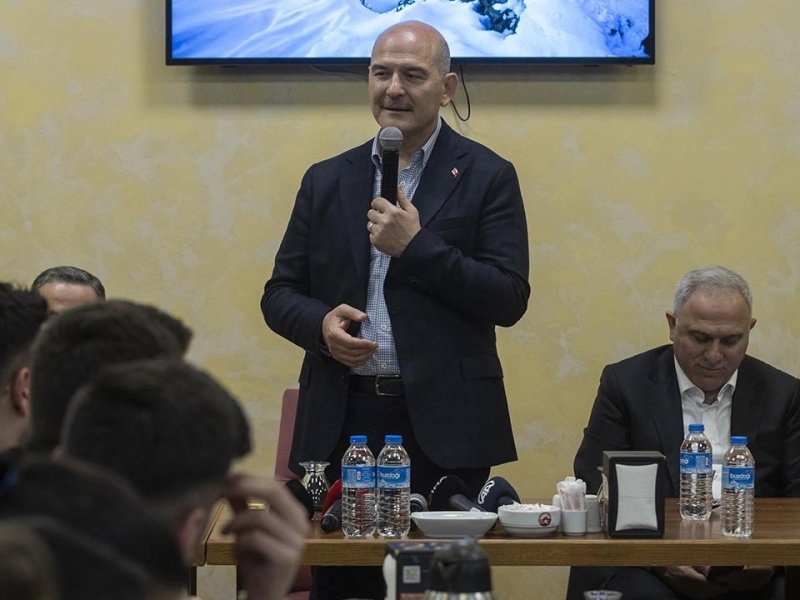 El 17 de abril de 2023, el ministro del Interior de Turquía, Suleyman Soylu, denunciaba los crímenes del “Imperio americano” ante los jóvenes del AKP.