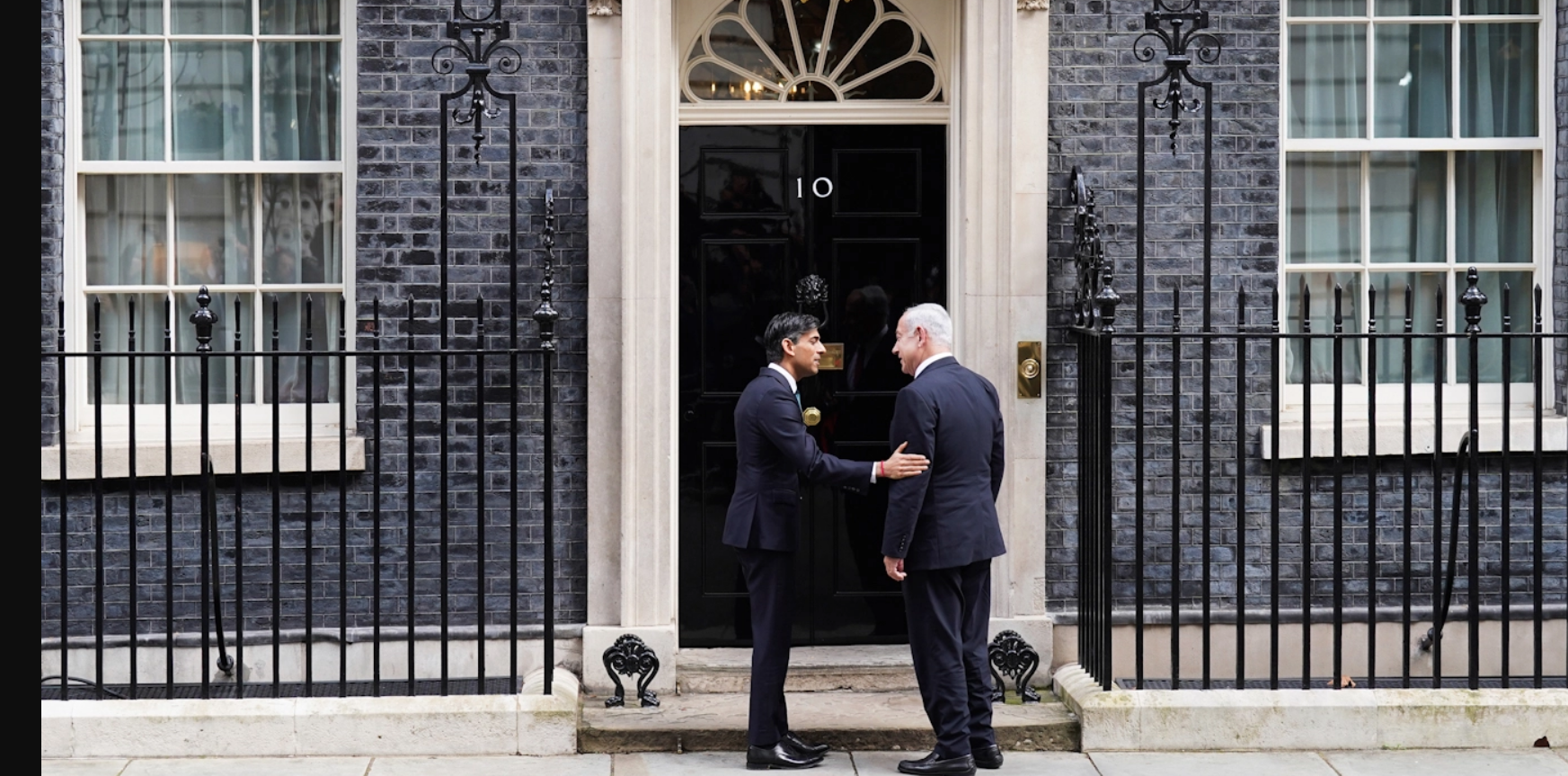 Sunak (izquierda) da la bienvenida a Netanyahu a Londres, antes de su reunión, 23 de marzo de 2023. Foto | AP.